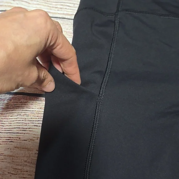 Lululemon leggings 25" size 4 - Picture 3 of 9